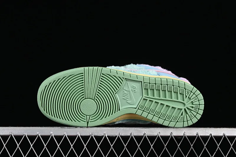 All Categories Nk SB Dunk Series Nk SB Dunk Low Low-top sneakers C version Verdy x Nk SB Dunk Low "Visty" joint model SB low-top casual sneakers FN6040-400